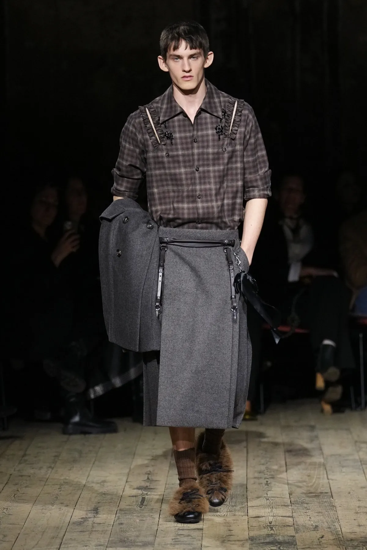 Simone Rocha Fall Winter 2026 London Fashion Week 9 À l'automne 2026, Simone Rocha fait basculer sa mode masculine dans une autre ère