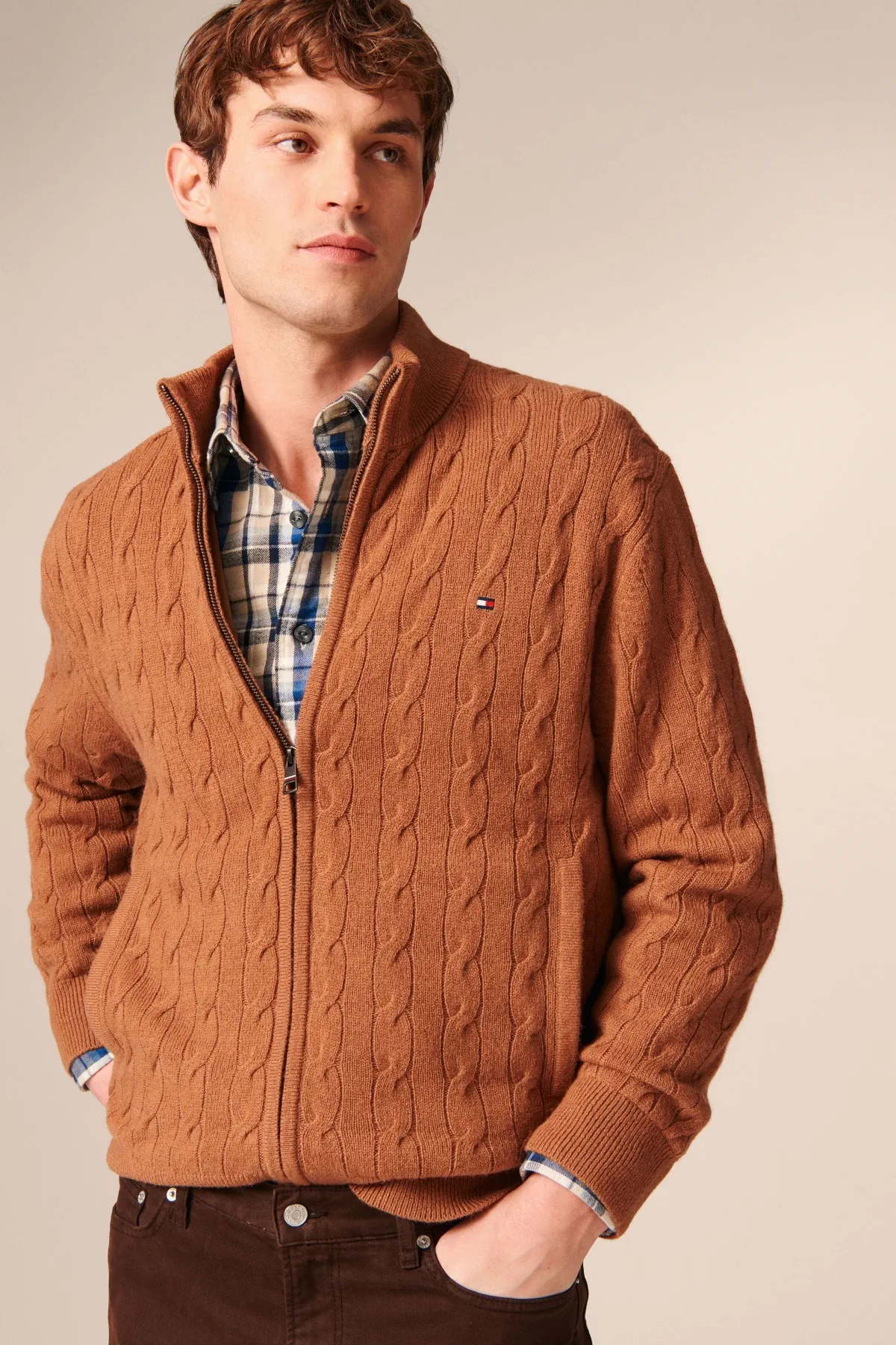 Pour l'automne 2026, Tommy Hilfiger réinvente le costume et les classiques masculins