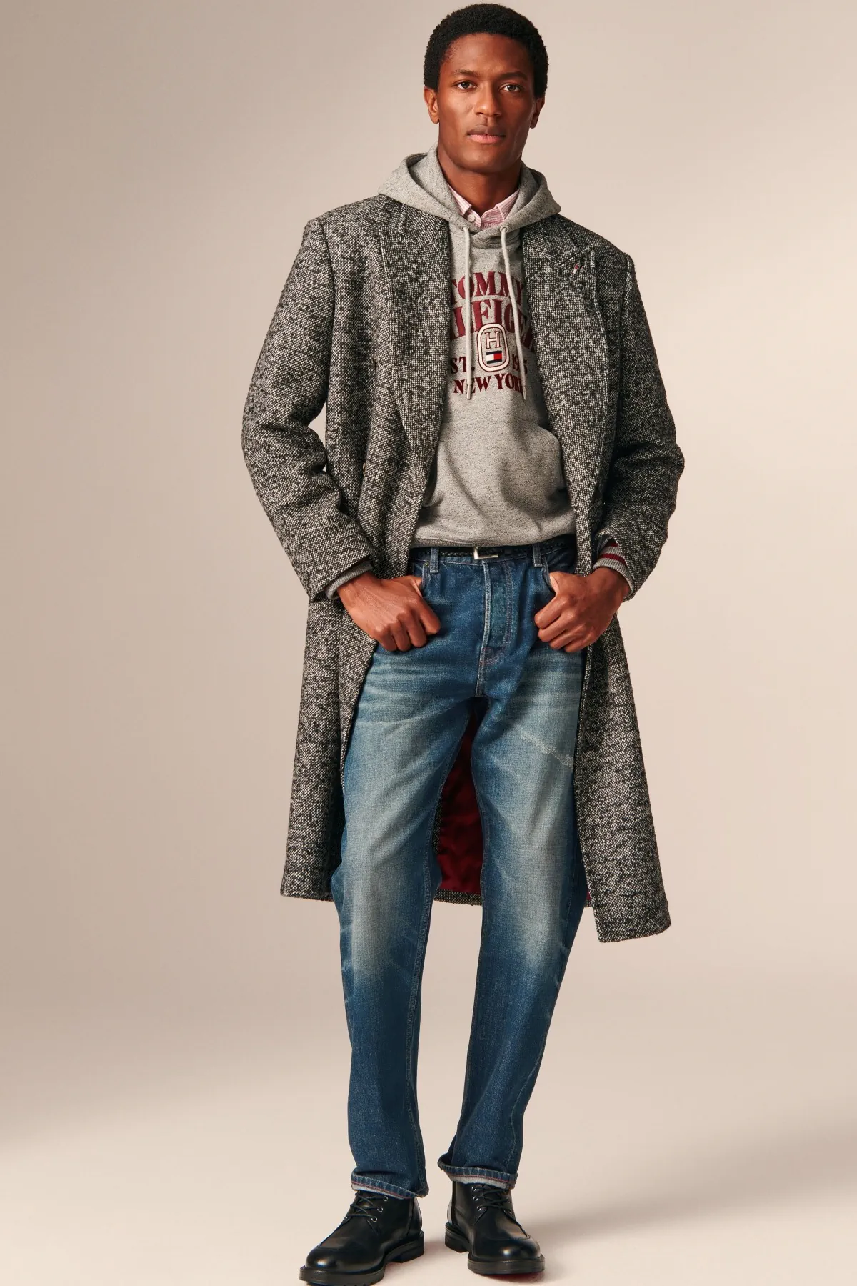 Pour l'automne 2026, Tommy Hilfiger réinvente le costume et les classiques masculins