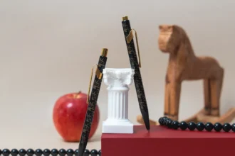 Nouvel An lunaire 2026 : Victorinox et Caran d’Ache célèbrent l’Année du Cheval de Feu avec des éditions limitées