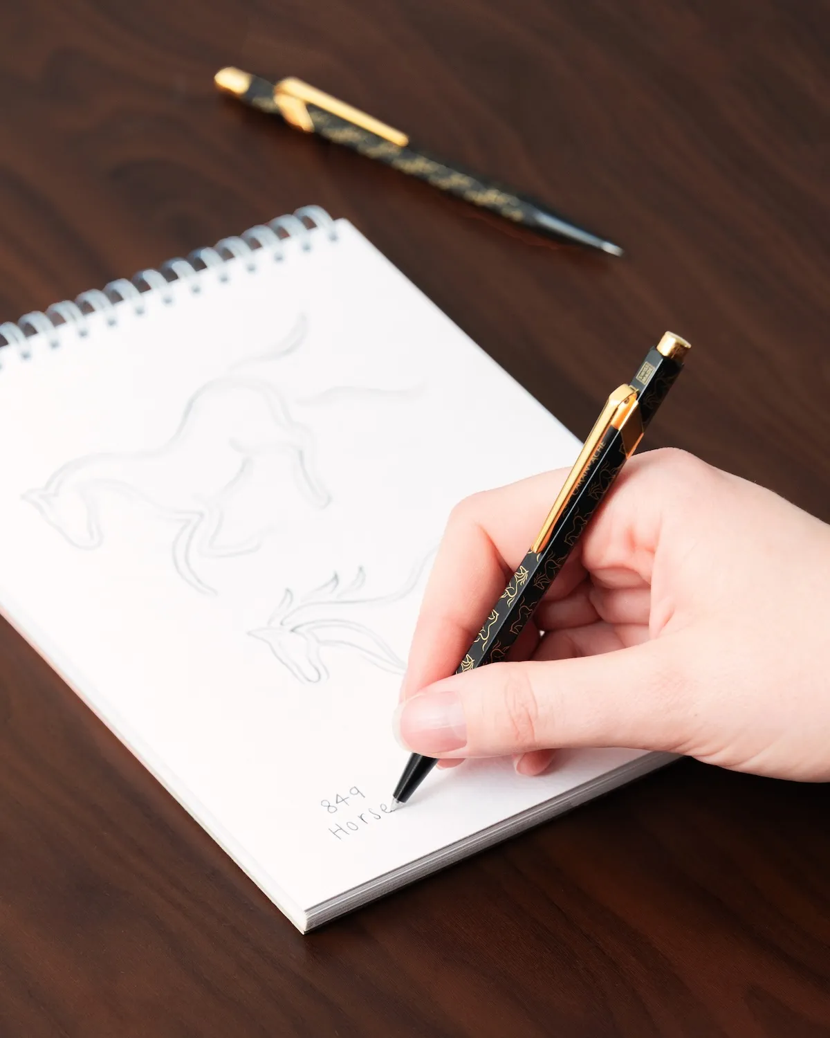 Nouvel An lunaire 2026 : Victorinox et Caran d’Ache célèbrent l’Année du Cheval de Feu avec des éditions limitées