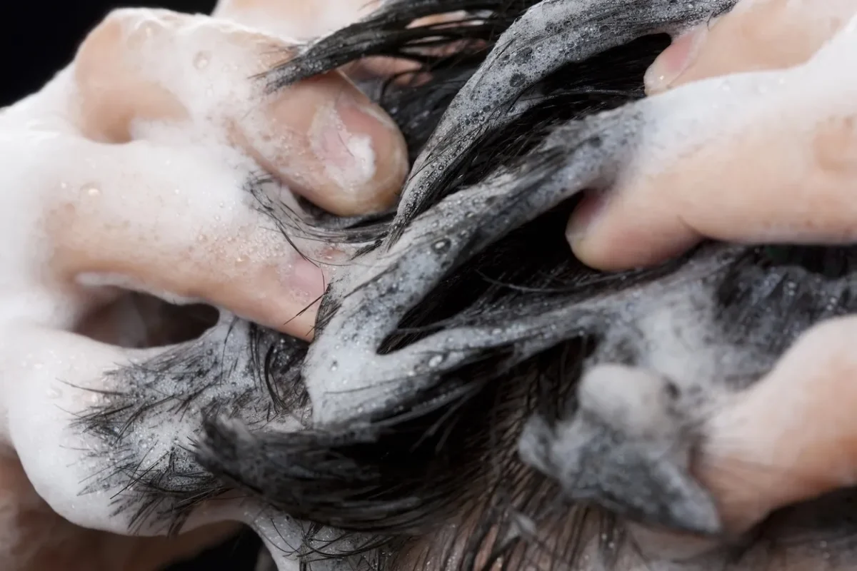 Quelle routine capillaire adopter après 30 ans pour conserver une chevelure dense ?