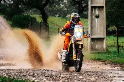 Rallye-raid du Portugal 2026, manche 2, étape 1 : Daniel Sanders écrase la concurrence et Joao Ferreira régale son public