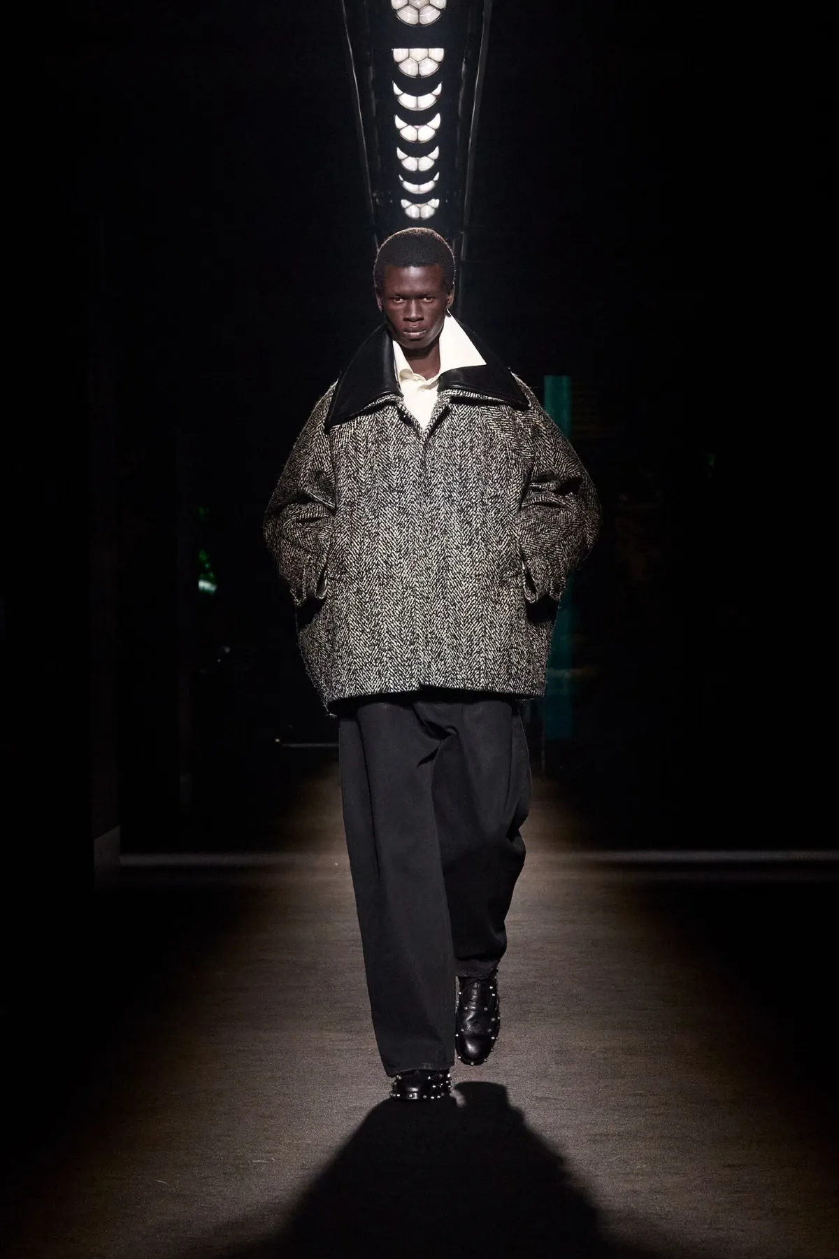 Balenciaga automne 2026 : Pierpaolo Piccioli place l’homme au centre de sa collection