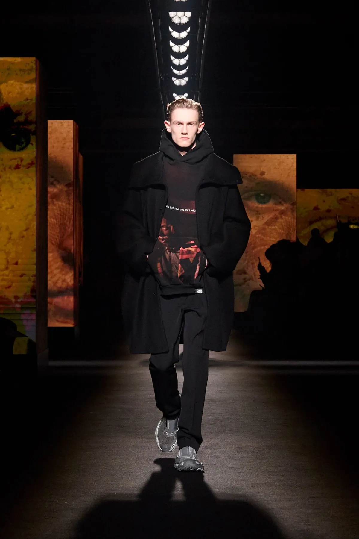 Balenciaga automne 2026 : Pierpaolo Piccioli place l’homme au centre de sa collection