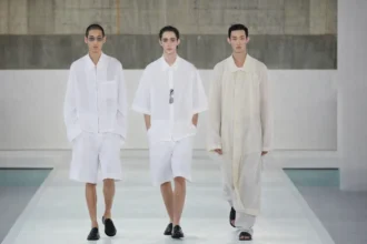 Pour le printemps 2026, COS impose à Séoul une vision précise du tailoring masculin