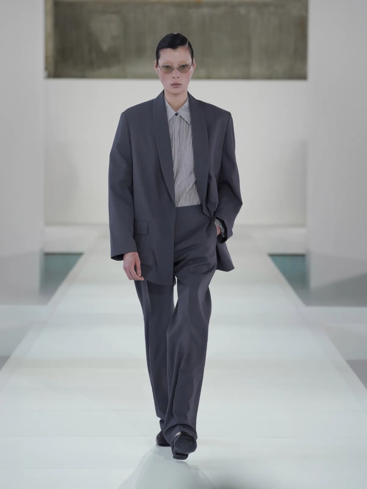 Pour le printemps 2026, COS impose à Séoul une vision précise du tailoring masculin