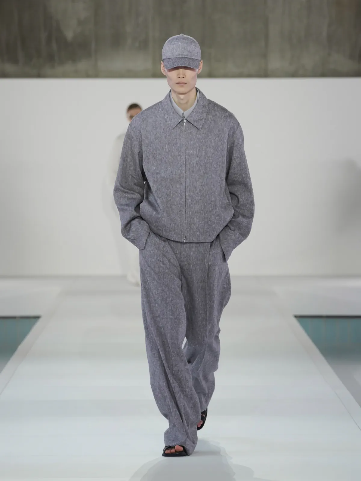 Pour le printemps 2026, COS impose à Séoul une vision précise du tailoring masculin