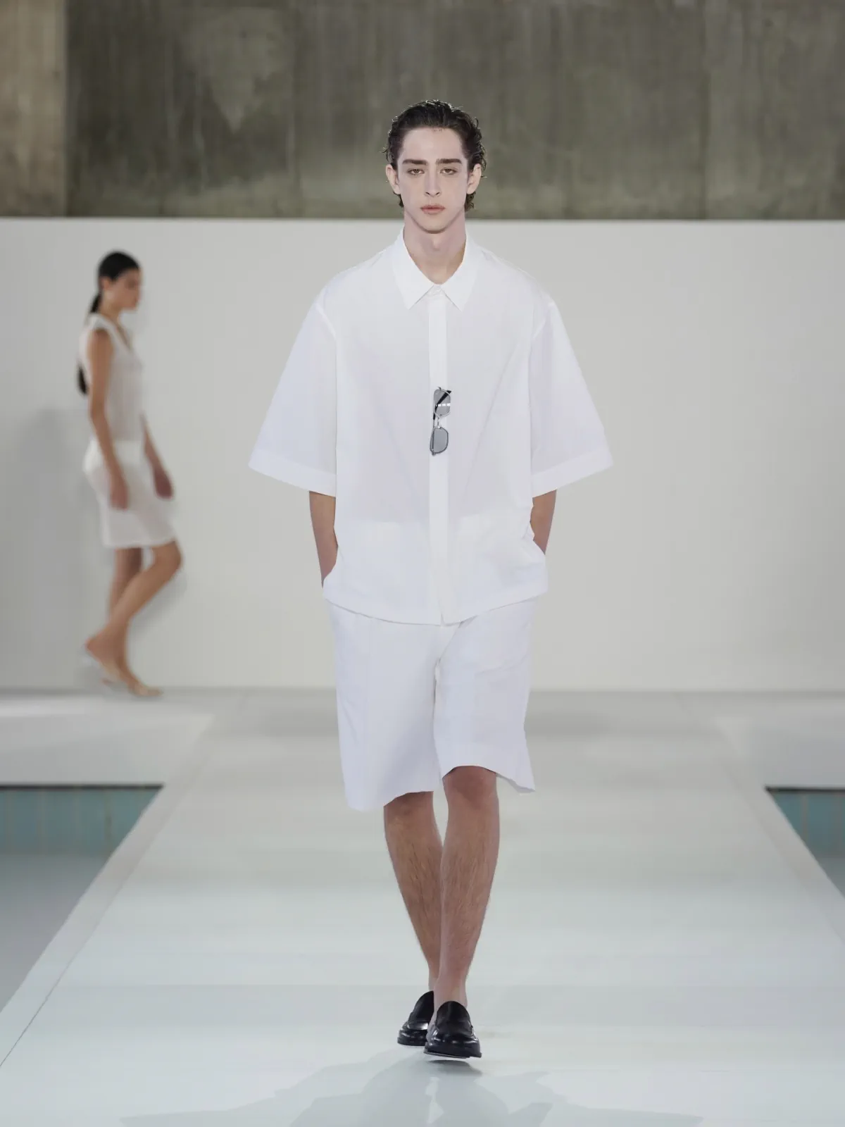 Pour le printemps 2026, COS impose à Séoul une vision précise du tailoring masculin