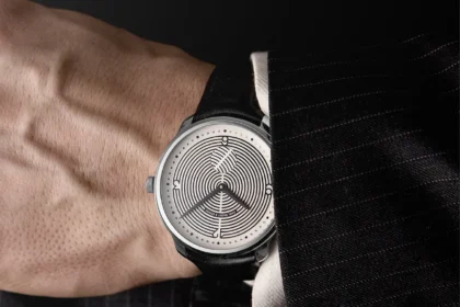 Carl Suchy & Söhne Waltz N°1 Hoffmann Edition : quand l’architecture viennoise structure une montre