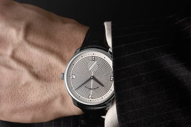 Carl Suchy & Söhne Waltz N°1 Hoffmann Edition : quand l’architecture viennoise structure une montre