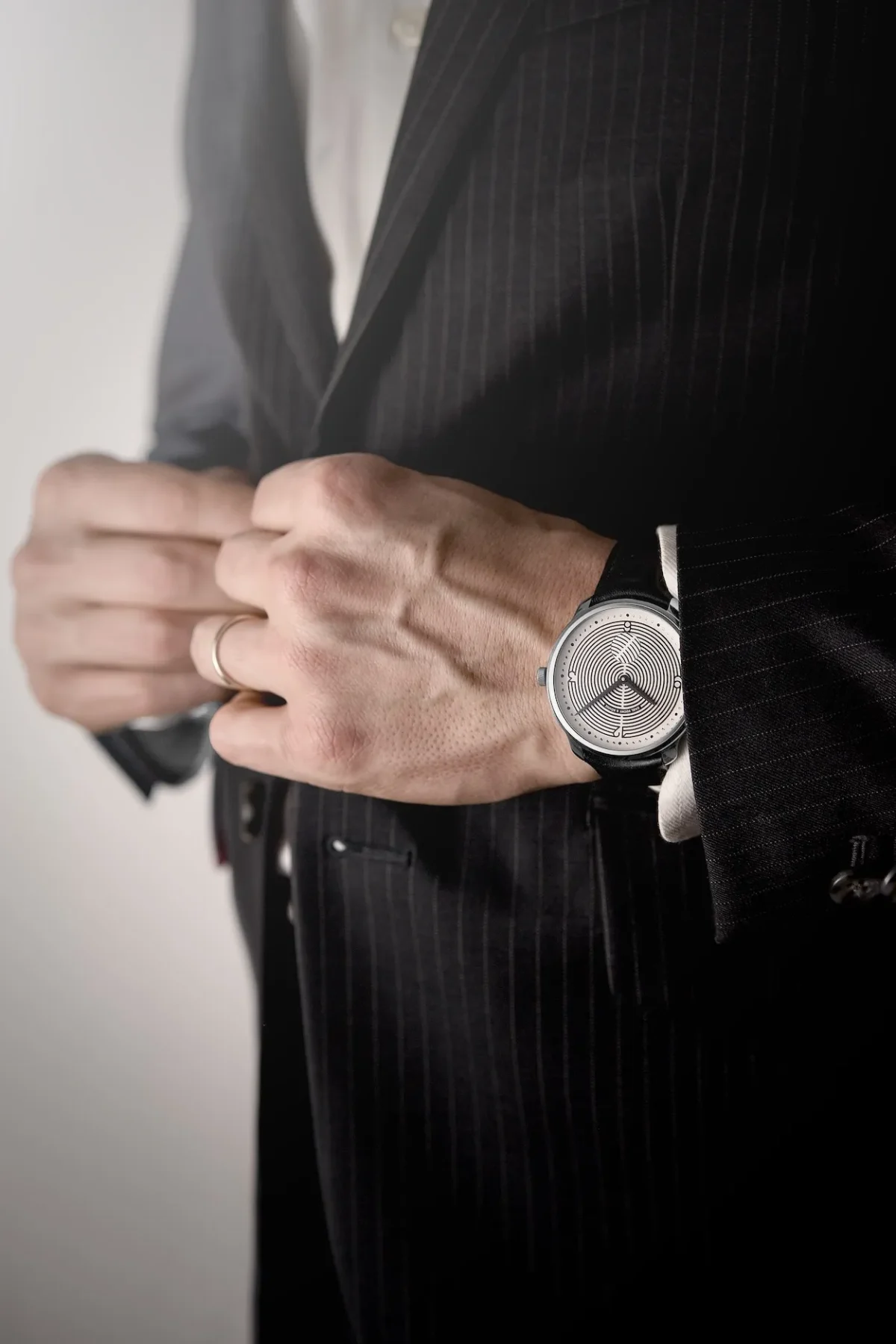 Carl Suchy & Söhne Waltz N°1 Hoffmann Edition : quand l’architecture viennoise structure une montre