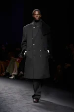 Ferragamo automne 2026 : le vestiaire marin réinterprété en dandy contemporain