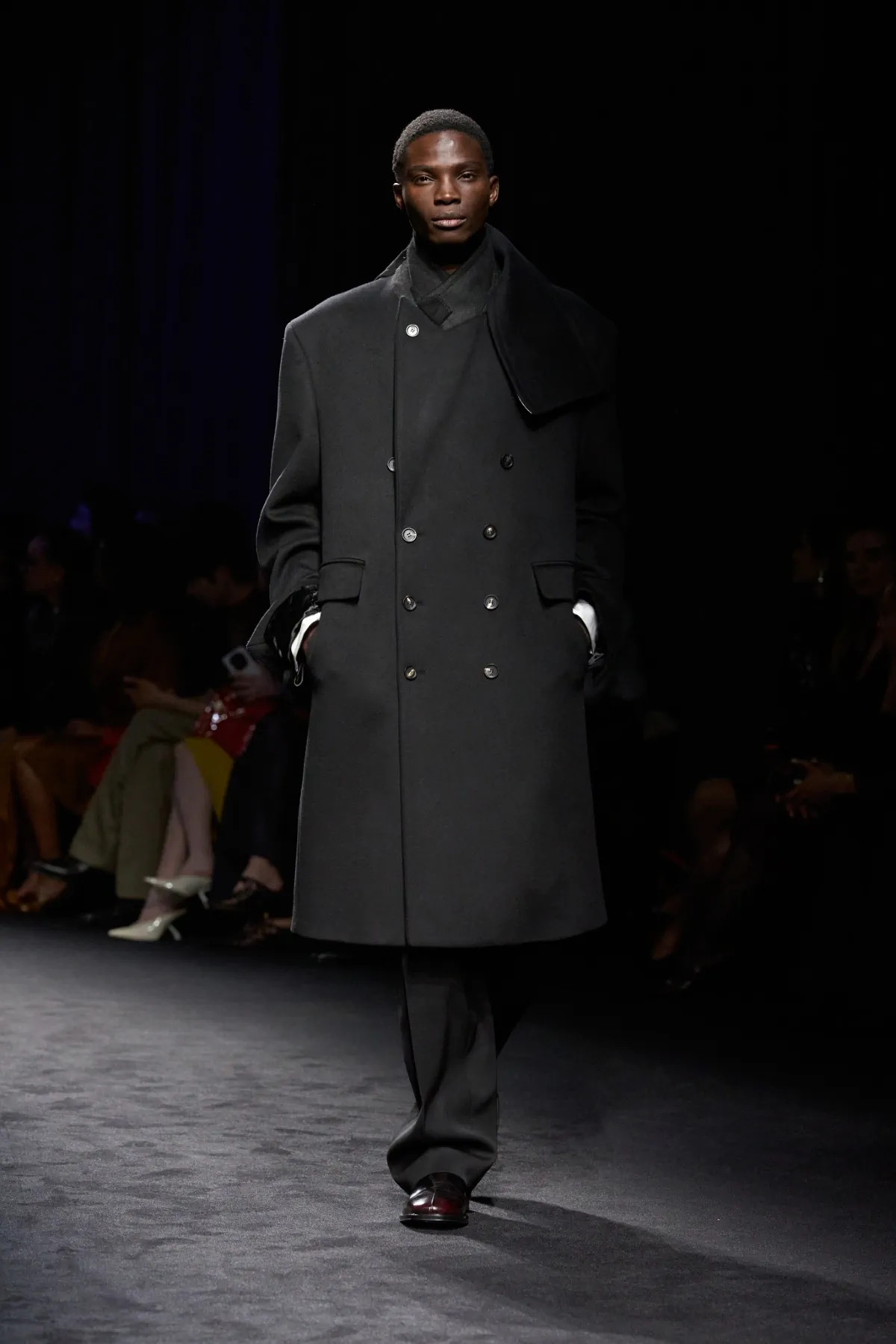 Ferragamo automne 2026 : le vestiaire marin réinterprété en dandy contemporain