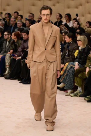 Ferrari Fall Winter 2026 Milan Fashion Week 1 Ferrari automne 2026 : comment Rocco Iannone transforme la peau en architecture masculine