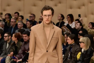 Ferrari automne 2026 : comment Rocco Iannone transforme la peau en architecture masculine