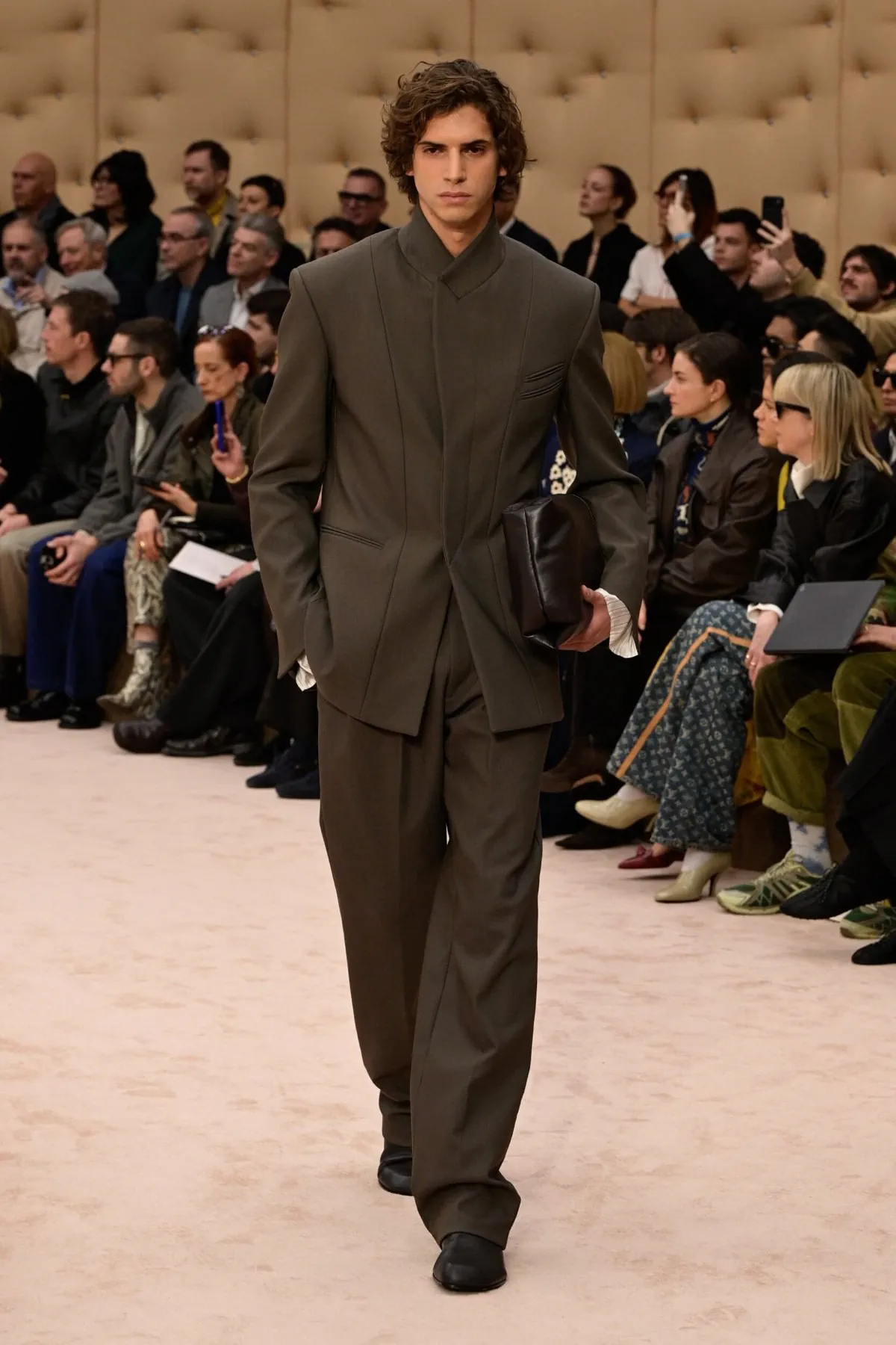 Ferrari Fall Winter 2026 Milan Fashion Week 8 Ferrari automne 2026 : comment Rocco Iannone transforme la peau en architecture masculine