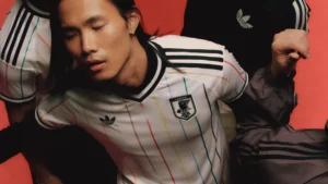 Japon Maillot exterieur x adidas Coupe du monde 2026 FIFA 0 Le maillot extérieur du Japon pour le Mondial 2026 casse les codes avec douze rayures multicolores