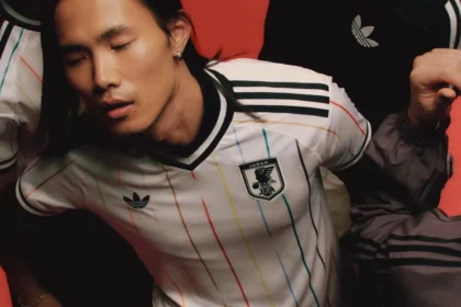 Le maillot extérieur du Japon pour le Mondial 2026 casse les codes avec douze rayures multicolores
