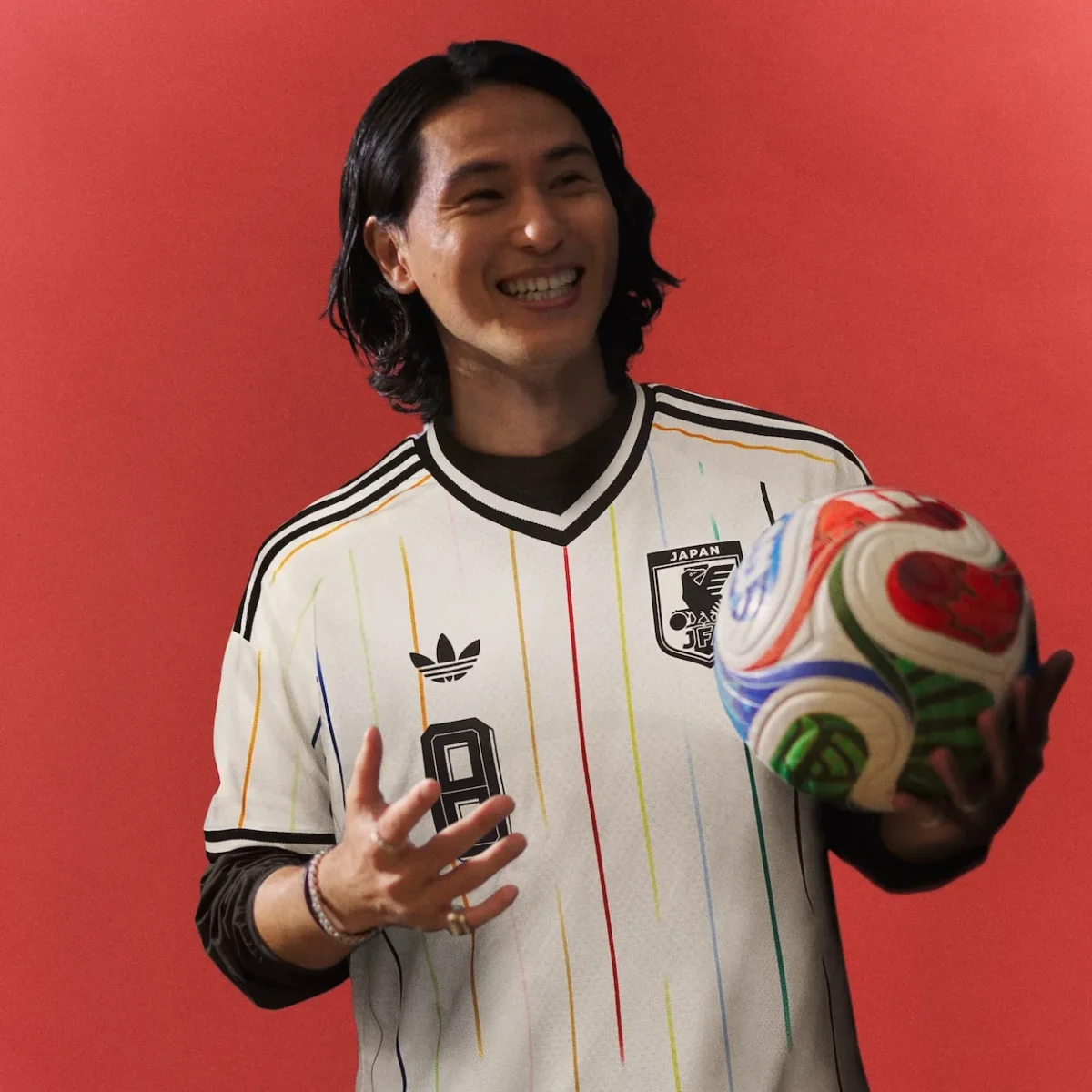 Japon Maillot exterieur x adidas Coupe du monde 2026 FIFA 1 Le maillot extérieur du Japon pour le Mondial 2026 casse les codes avec douze rayures multicolores