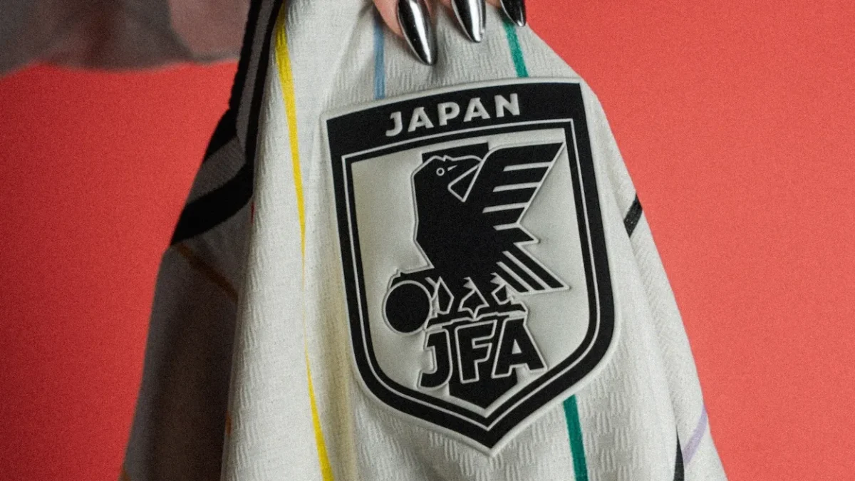 Japon Maillot exterieur x adidas Coupe du monde 2026 FIFA 3 Le maillot extérieur du Japon pour le Mondial 2026 casse les codes avec douze rayures multicolores