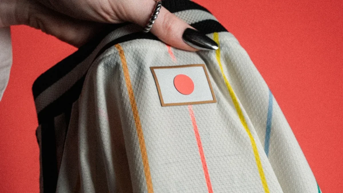 Japon Maillot exterieur x adidas Coupe du monde 2026 FIFA 4 Le maillot extérieur du Japon pour le Mondial 2026 casse les codes avec douze rayures multicolores