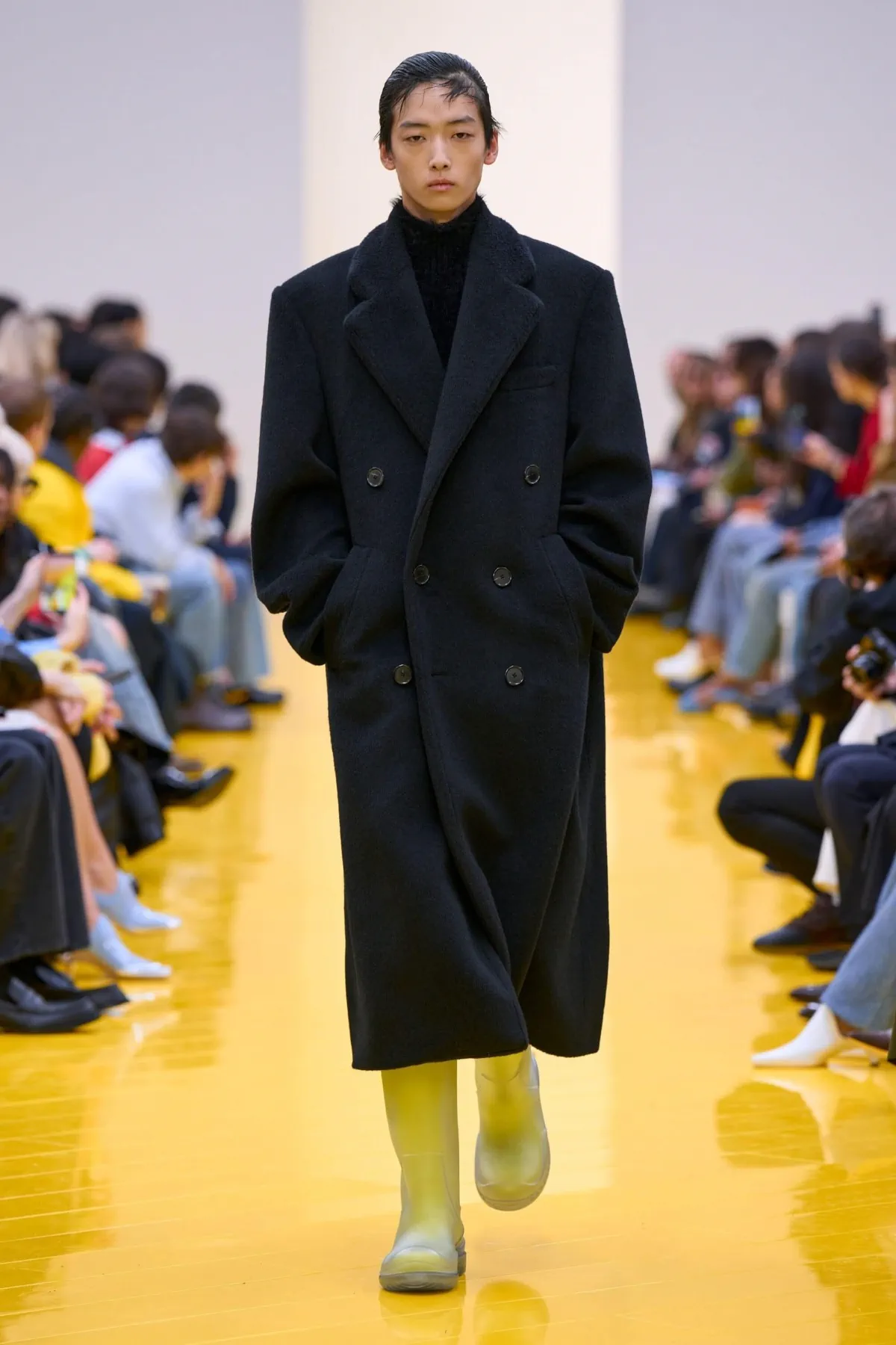 Loewe automne 2026, l’artisanat disparaît pour mieux impressionner