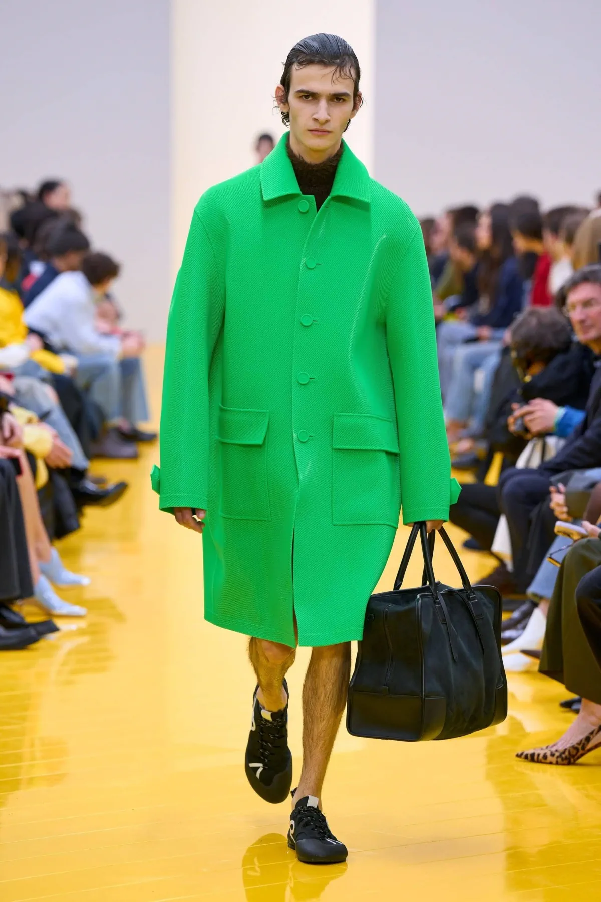 Loewe automne 2026, l’artisanat disparaît pour mieux impressionner