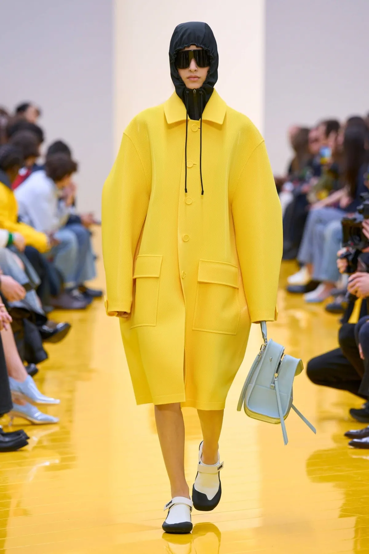Loewe Fall Winter 2026 Paris Fashion Week 3 Loewe automne 2026, l’artisanat disparaît pour mieux impressionner