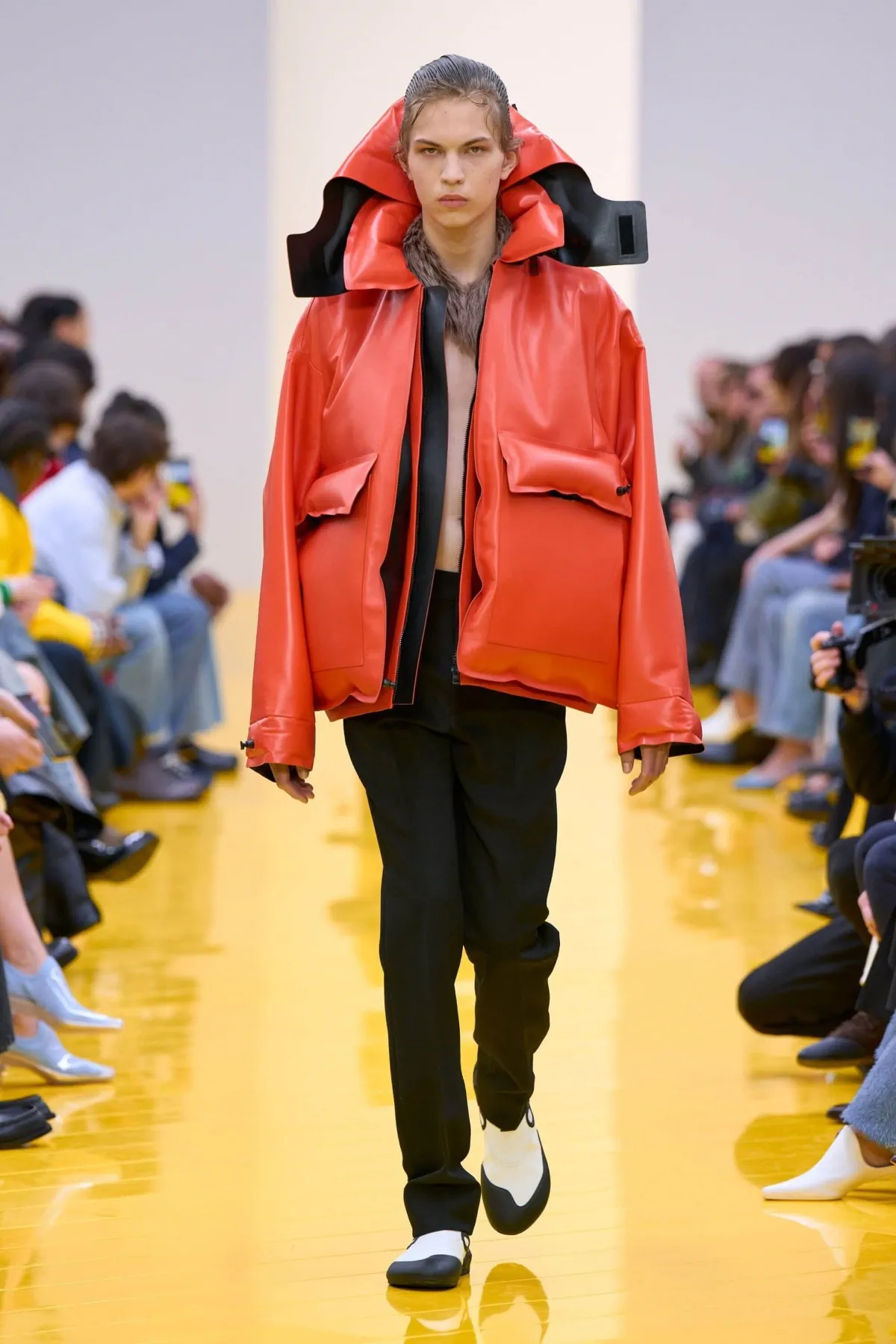 Loewe automne 2026, l’artisanat disparaît pour mieux impressionner
