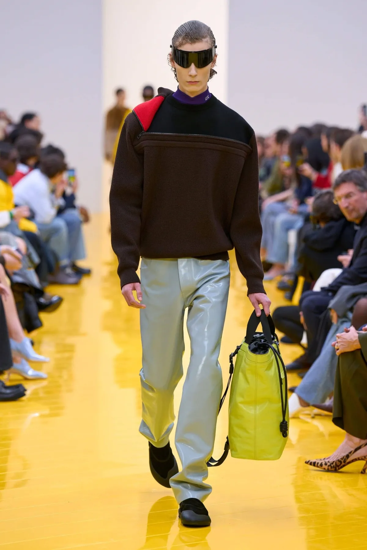Loewe automne 2026, l’artisanat disparaît pour mieux impressionner