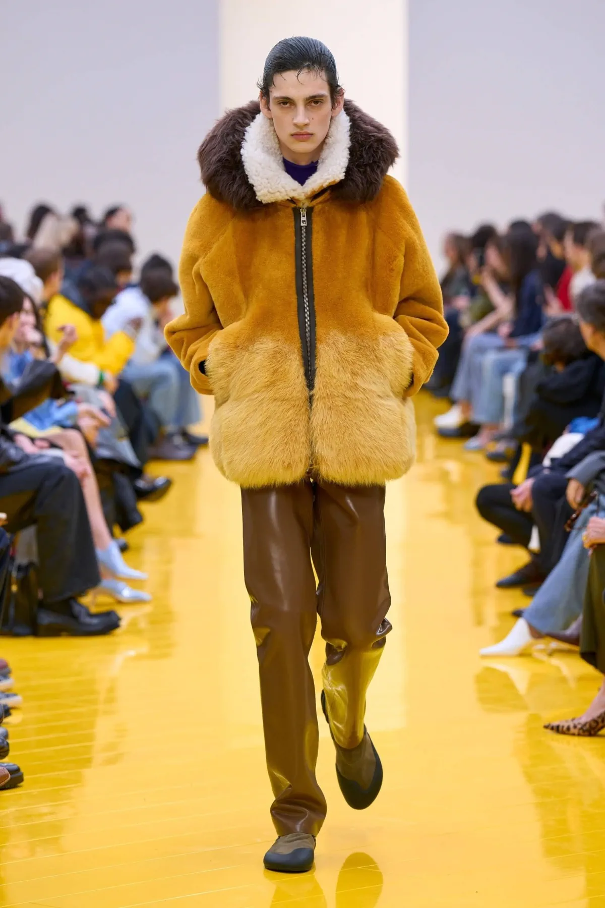 Loewe automne 2026, l’artisanat disparaît pour mieux impressionner