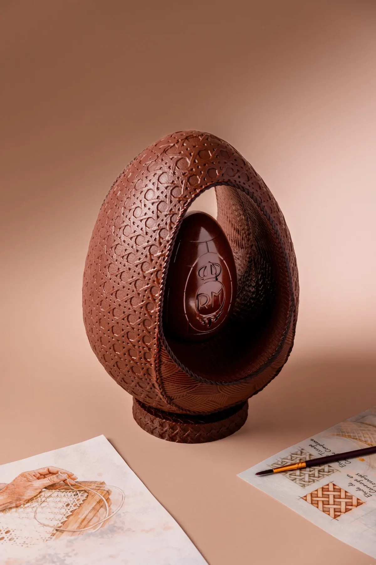 L'œuf de Pâques 2026 du Royal Monceau brouille la frontière entre dessert et objet d’art