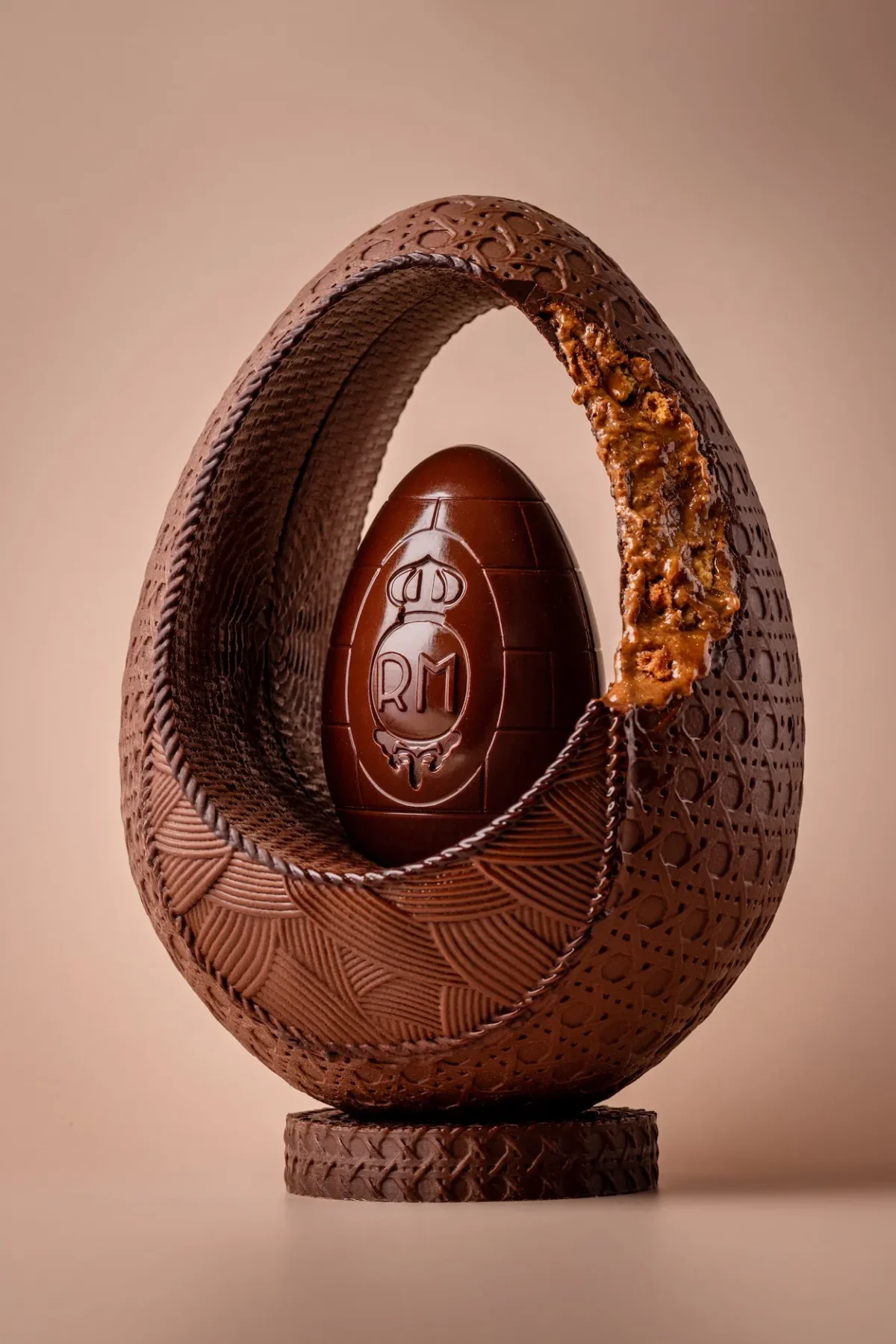 L'œuf de Pâques 2026 du Royal Monceau brouille la frontière entre dessert et objet d’art