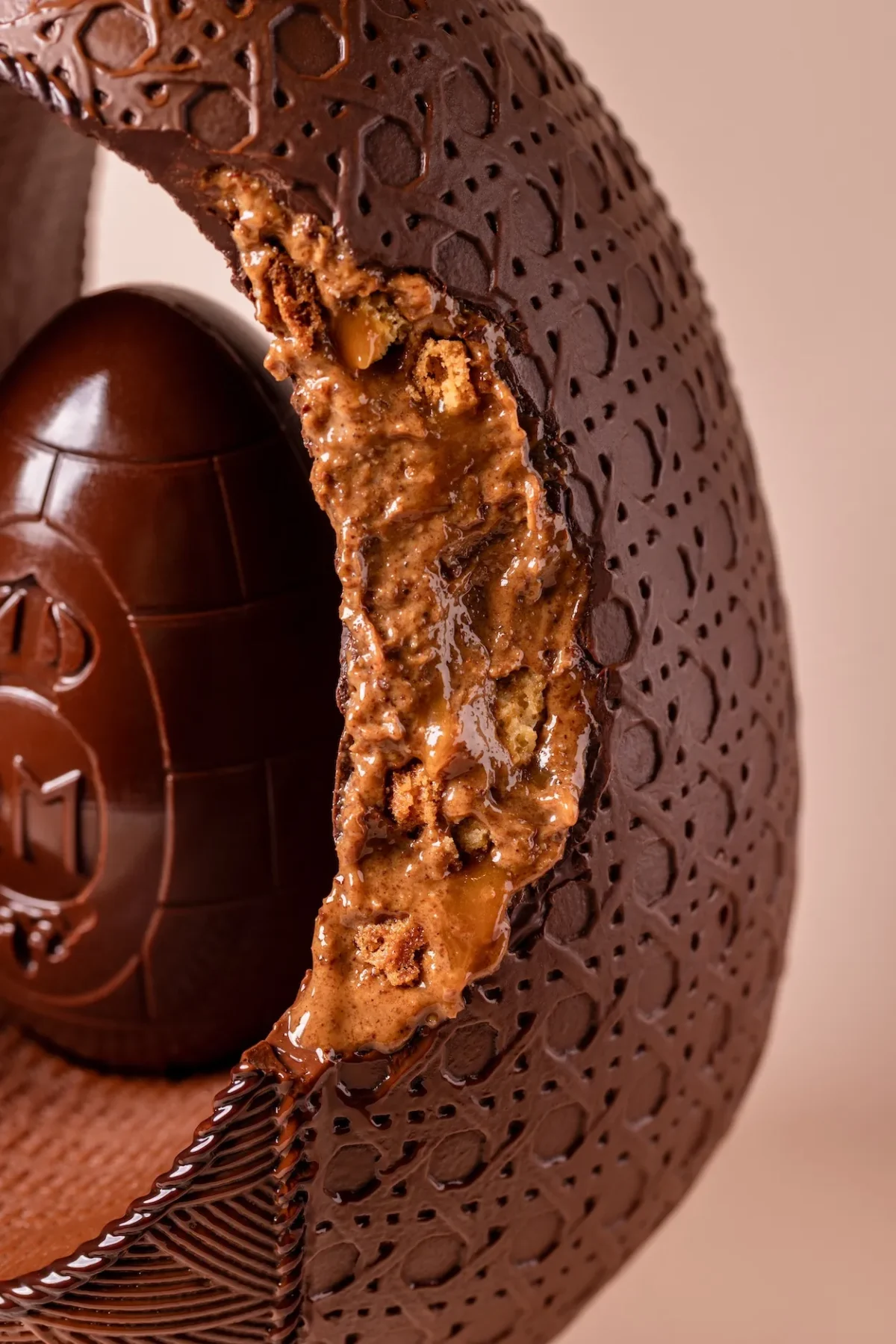 L'œuf de Pâques 2026 du Royal Monceau brouille la frontière entre dessert et objet d’art