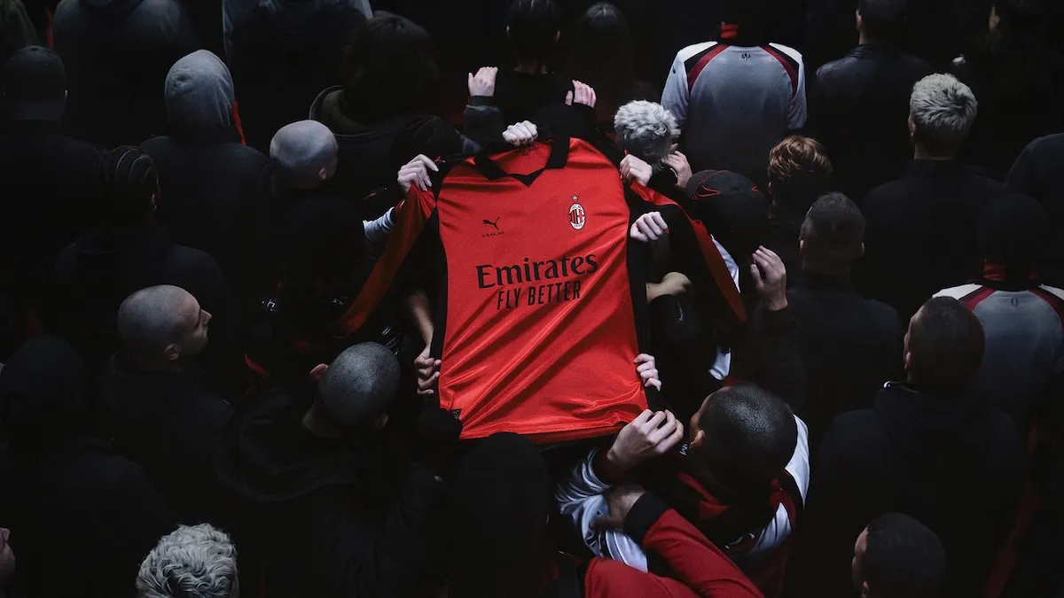 Quatrième maillot d'AC Milan 2025-26 : design Inferno rouge et argent signé PUMA x Slam Jam