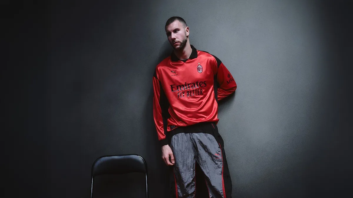 Quatrième maillot d'AC Milan 2025-26 : design Inferno rouge et argent signé PUMA x Slam Jam