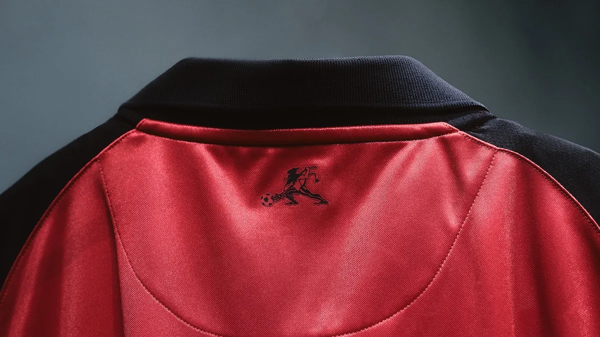 Quatrième maillot d'AC Milan 2025-26 : design Inferno rouge et argent signé PUMA x Slam Jam