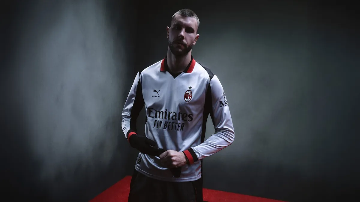 Quatrième maillot d'AC Milan 2025-26 : design Inferno rouge et argent signé PUMA x Slam Jam