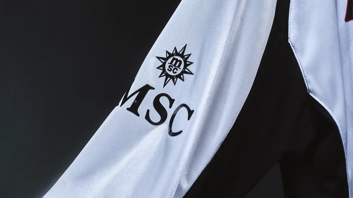 Quatrième maillot d'AC Milan 2025-26 : design Inferno rouge et argent signé PUMA x Slam Jam