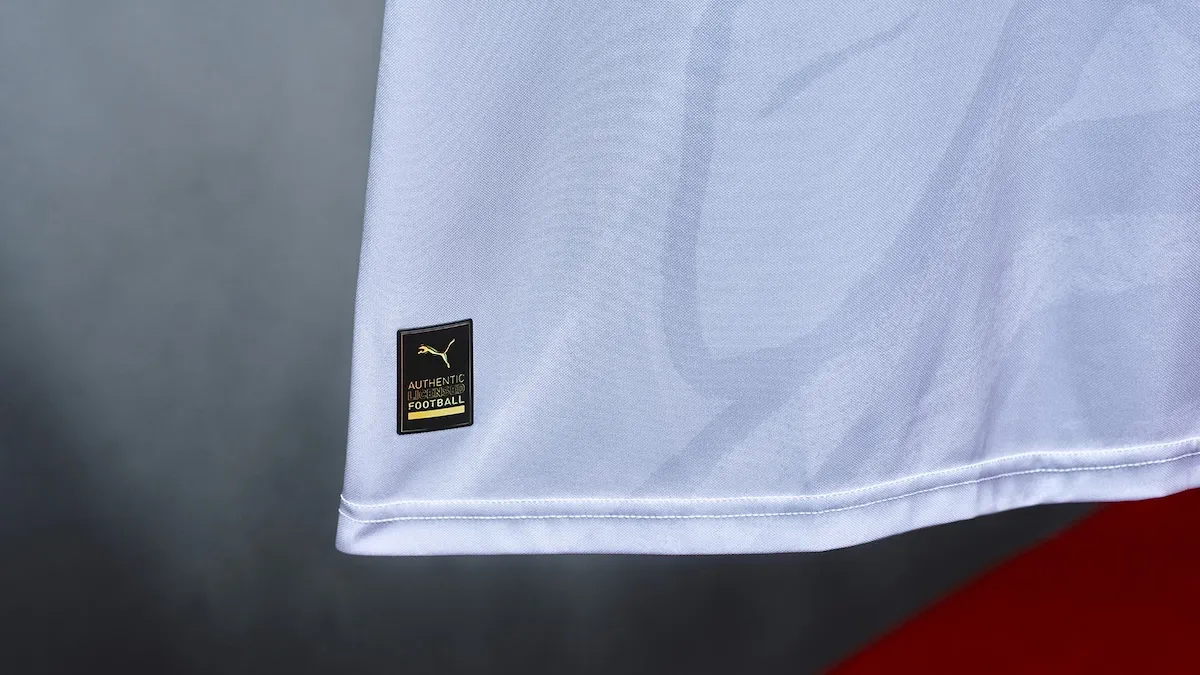 Quatrième maillot d'AC Milan 2025-26 : design Inferno rouge et argent signé PUMA x Slam Jam