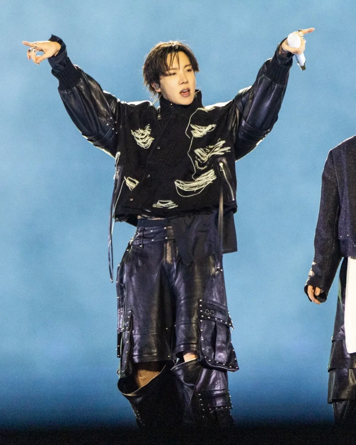 SONGZIO Collection exclusive pour BTS J Hope SONGZIO habille BTS pour leur retour historique sur scène