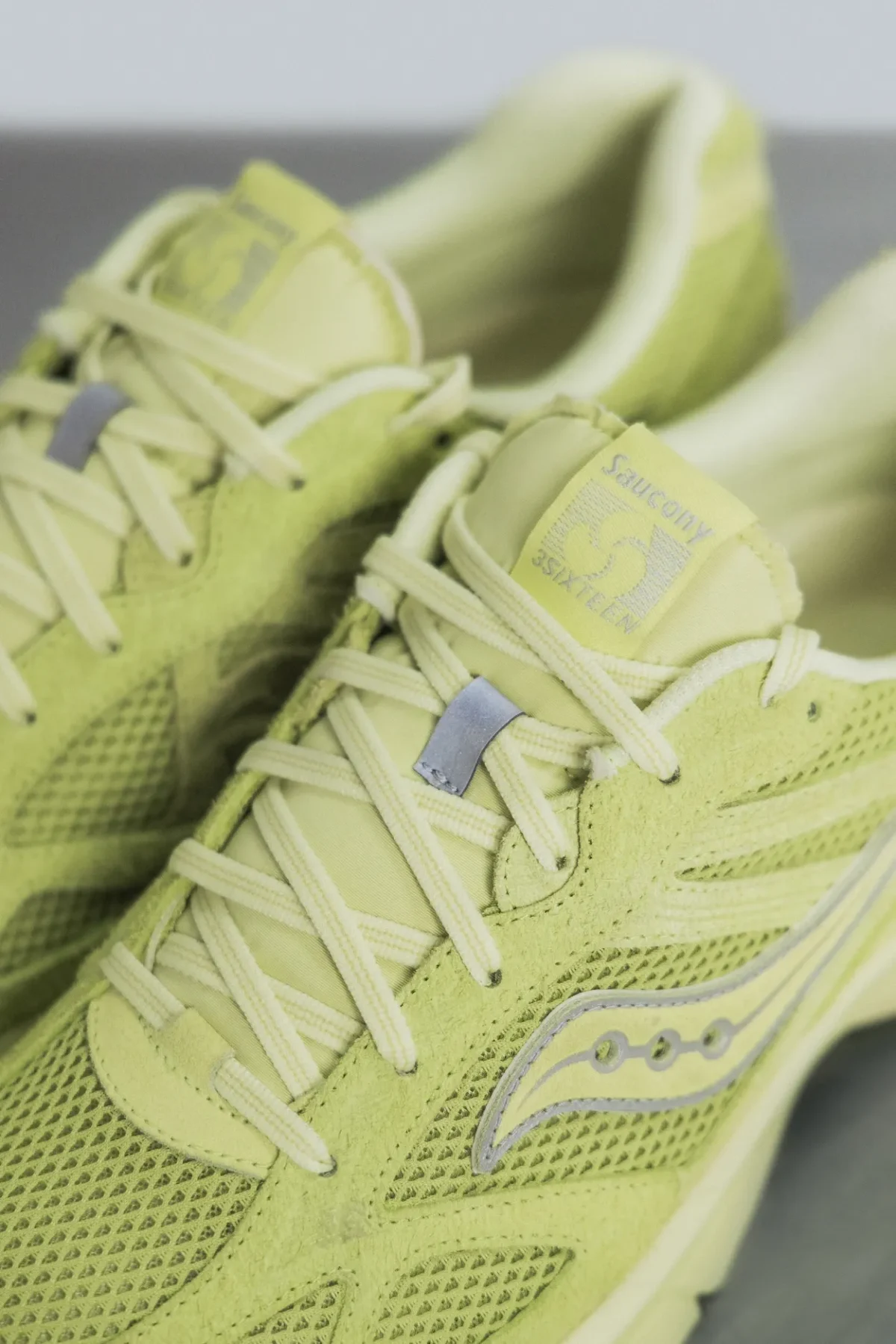 Saucony x 3sixteen Guide 7 : une sneaker rétro inspirée des ordinateurs vintage