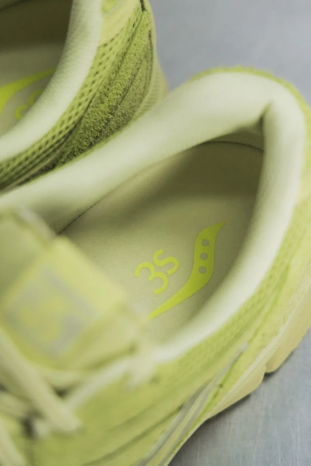 Saucony x 3sixteen Guide 7 : une sneaker rétro inspirée des ordinateurs vintage