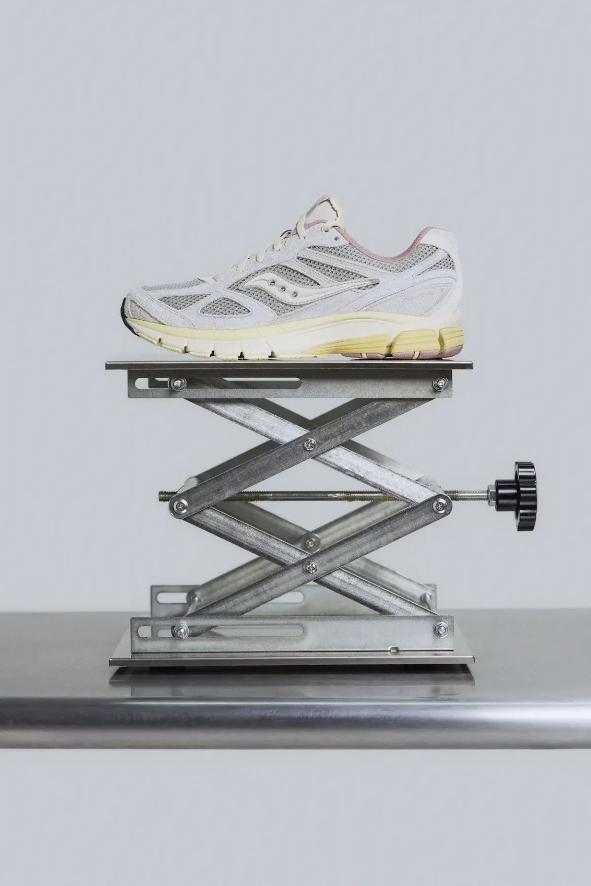 Saucony x 3sixteen Guide 7 : une sneaker rétro inspirée des ordinateurs vintage