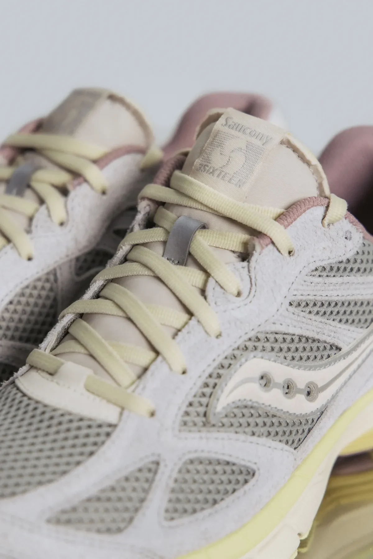 Saucony x 3sixteen Guide 7 : une sneaker rétro inspirée des ordinateurs vintage