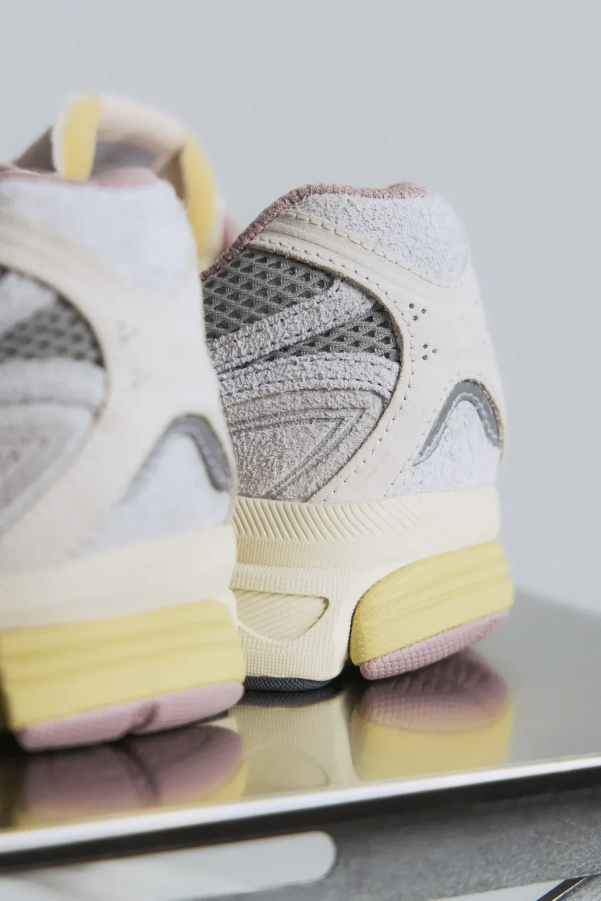 Saucony x 3sixteen Guide 7 : une sneaker rétro inspirée des ordinateurs vintage