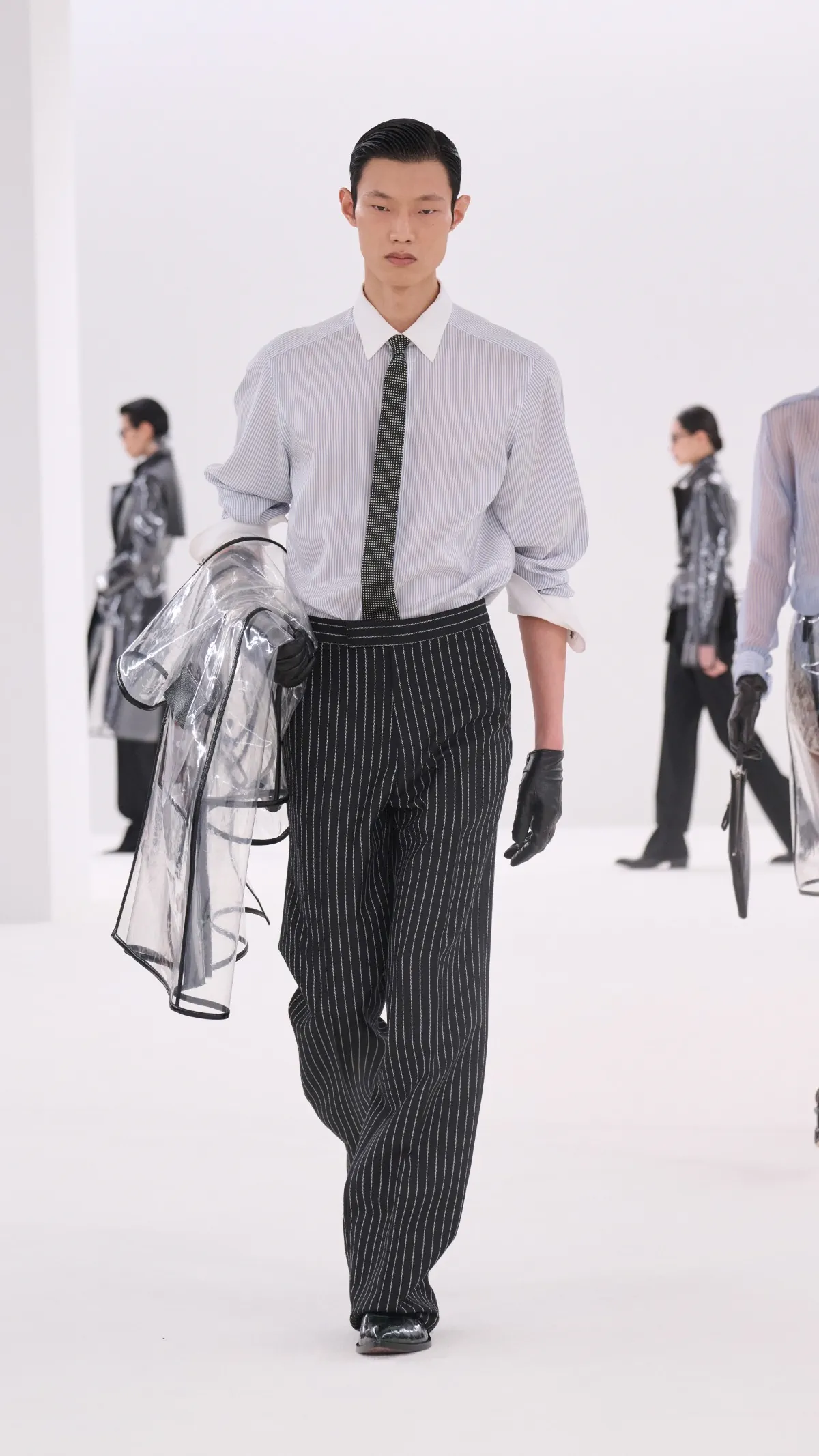 Tom Ford automne 2026 : Haider Ackermann signe un retour magistral du costume masculin