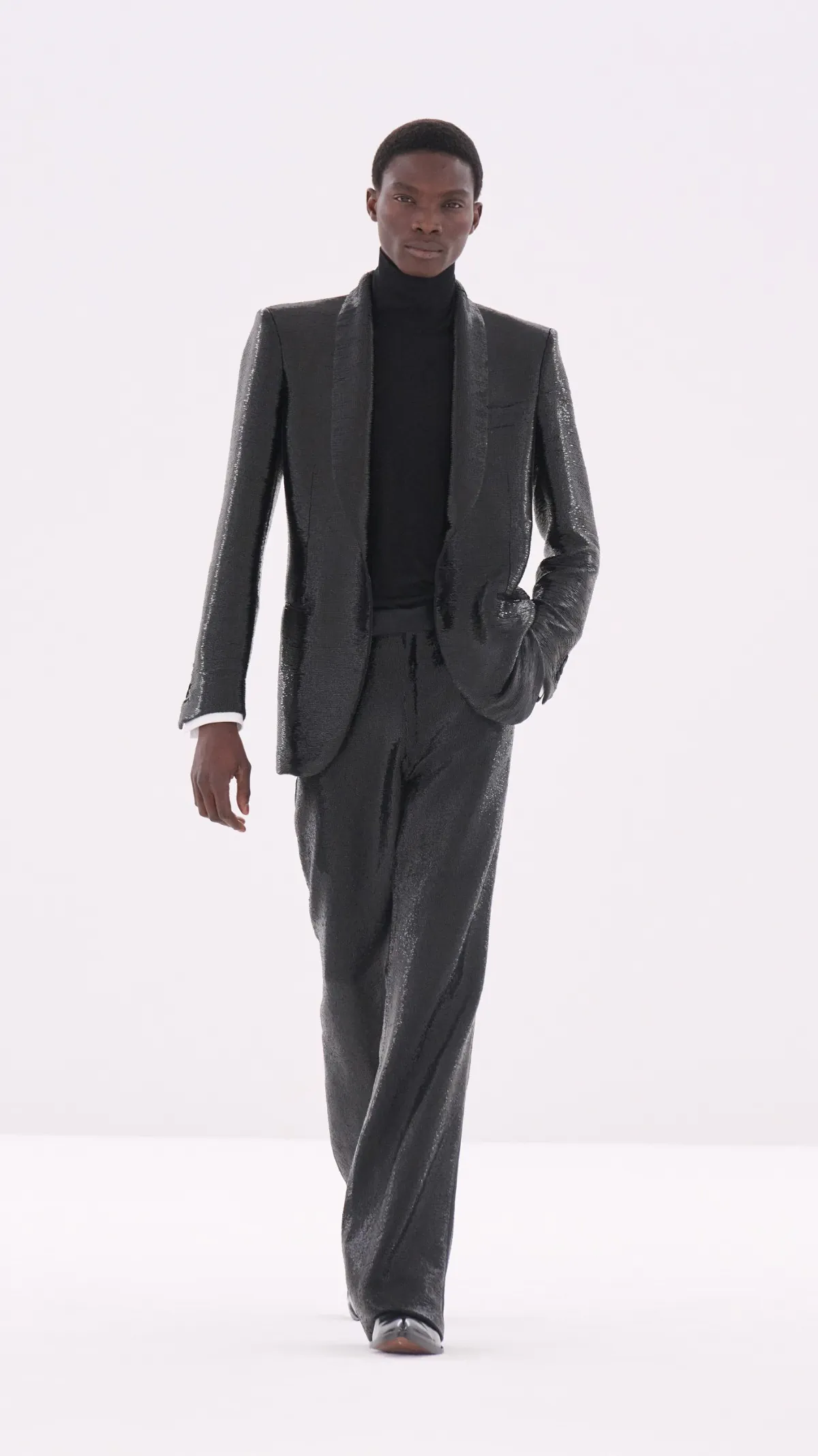 Tom Ford automne 2026 : Haider Ackermann signe un retour magistral du costume masculin