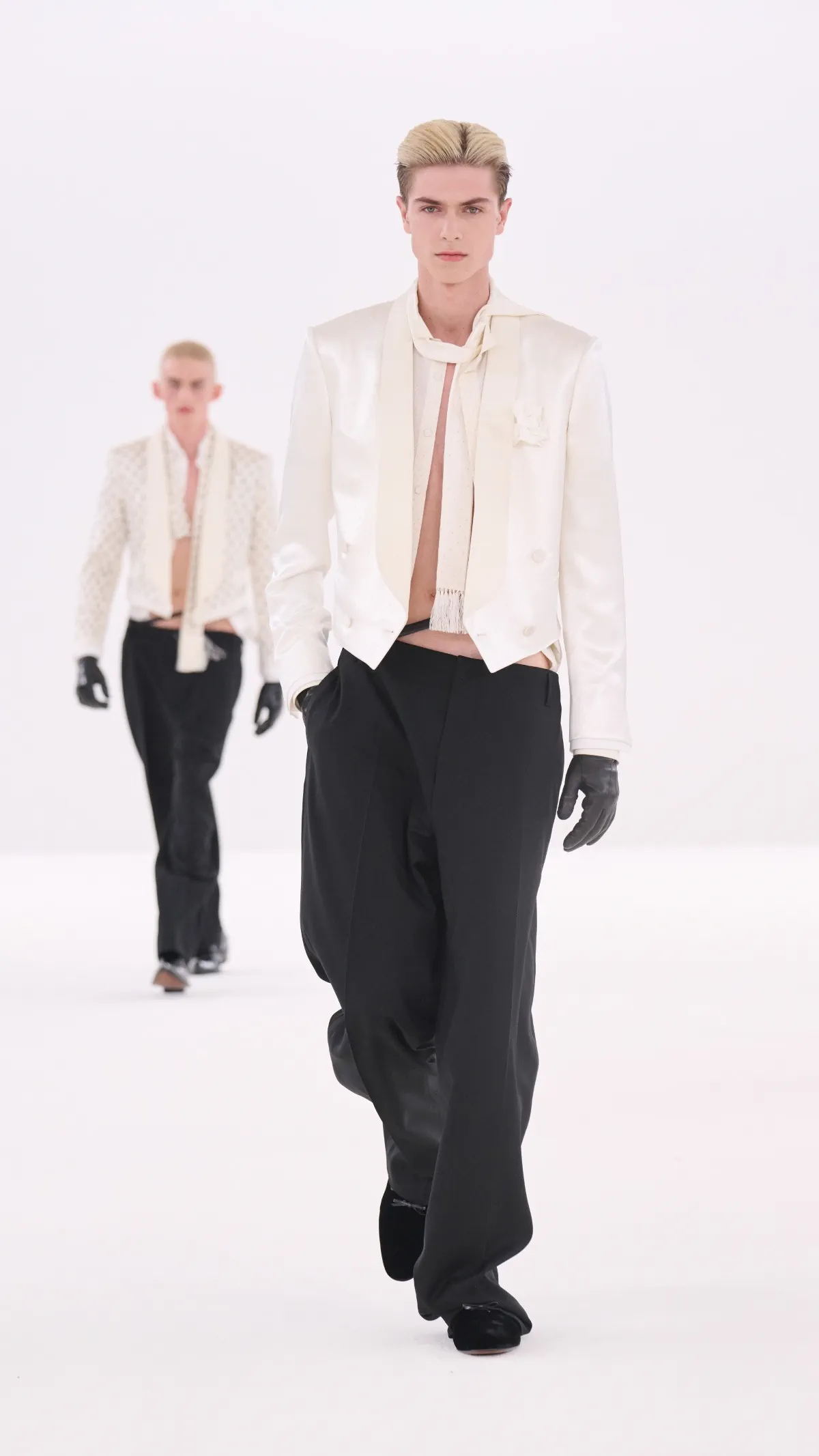 Tom Ford automne 2026 : Haider Ackermann signe un retour magistral du costume masculin
